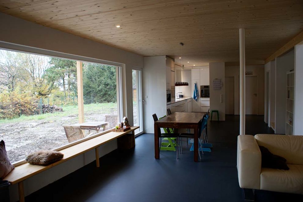 Wohn- und Esszimmer inklusive Küche, sowie große Fensterfront mit Sicht in Garten